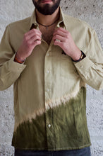 Cargar imagen en el visor de la galería, Chemise vert kaki motif tie and dye

