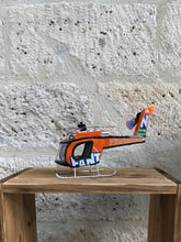 Cargar imagen en el visor de la galería, Vroum- Figurines automobiles recyclées - Artisan sénégalais
