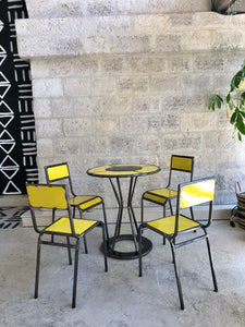 Yellow S&T - 4 chaises et 1 table - Ousmane Mbaye